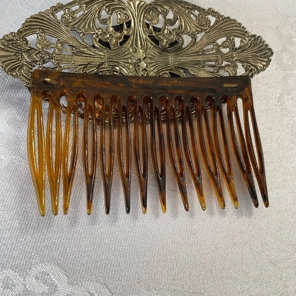 Vintage women’s : Hair Accessory made of brass and a stone on the center.
